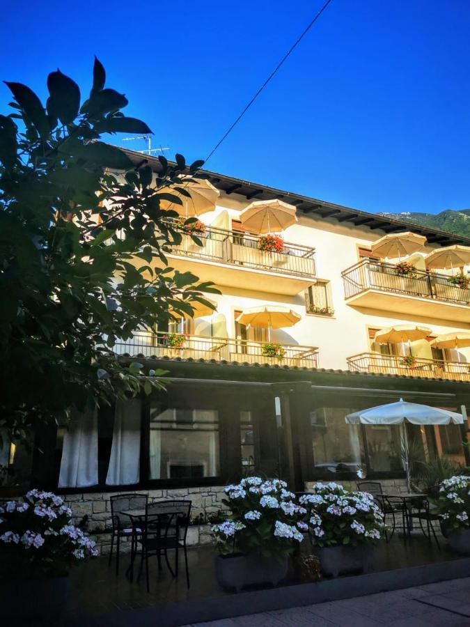 Albergo Al Pescatore Бренцоне-суль-Гарда Экстерьер фото