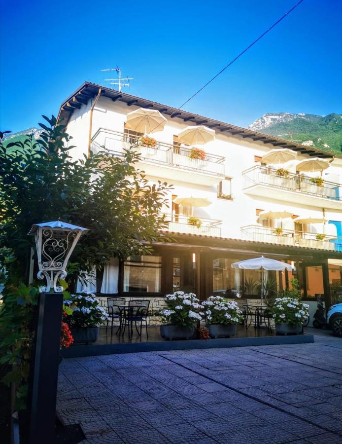 Albergo Al Pescatore Бренцоне-суль-Гарда Экстерьер фото