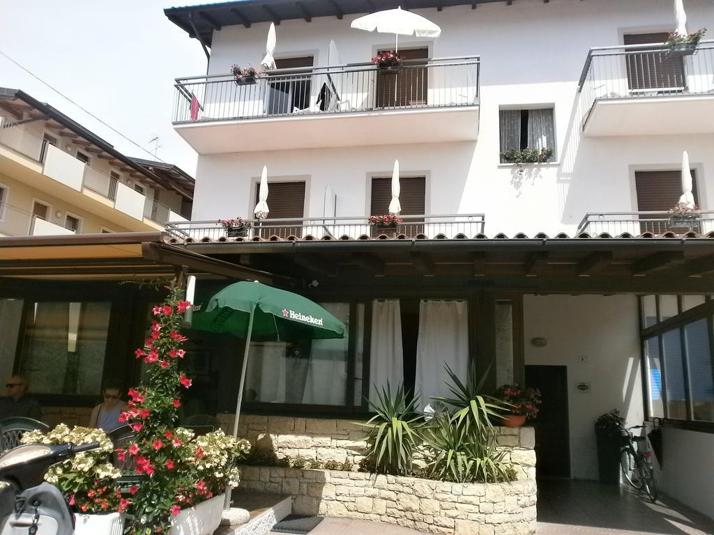 Albergo Al Pescatore Бренцоне-суль-Гарда Экстерьер фото
