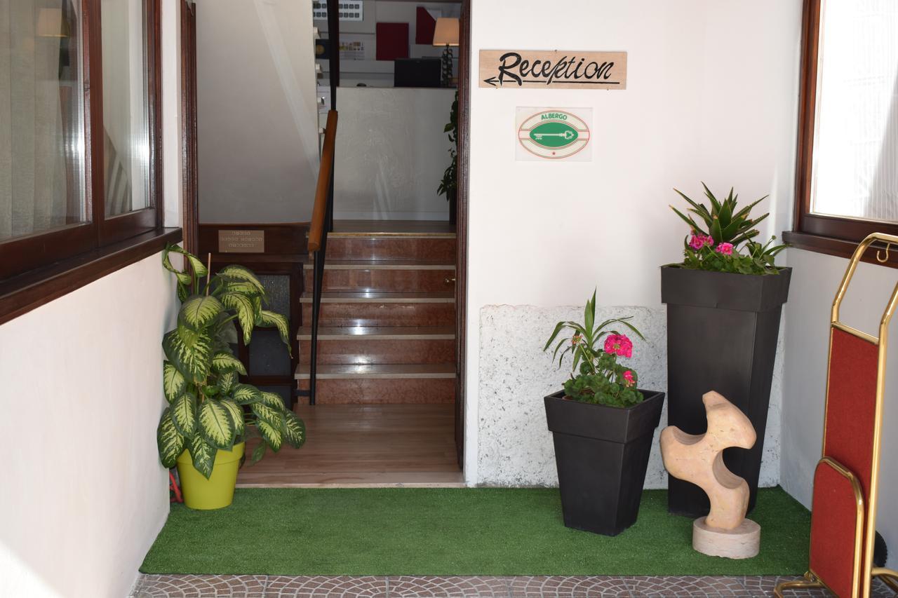 Albergo Al Pescatore Бренцоне-суль-Гарда Экстерьер фото