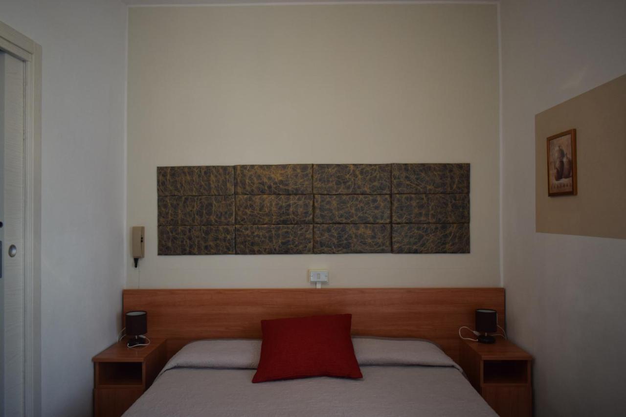 Albergo Al Pescatore Бренцоне-суль-Гарда Экстерьер фото