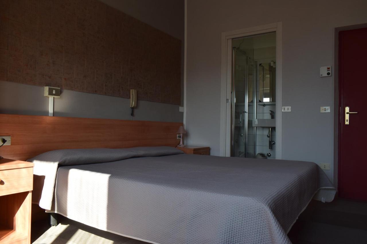 Albergo Al Pescatore Бренцоне-суль-Гарда Экстерьер фото