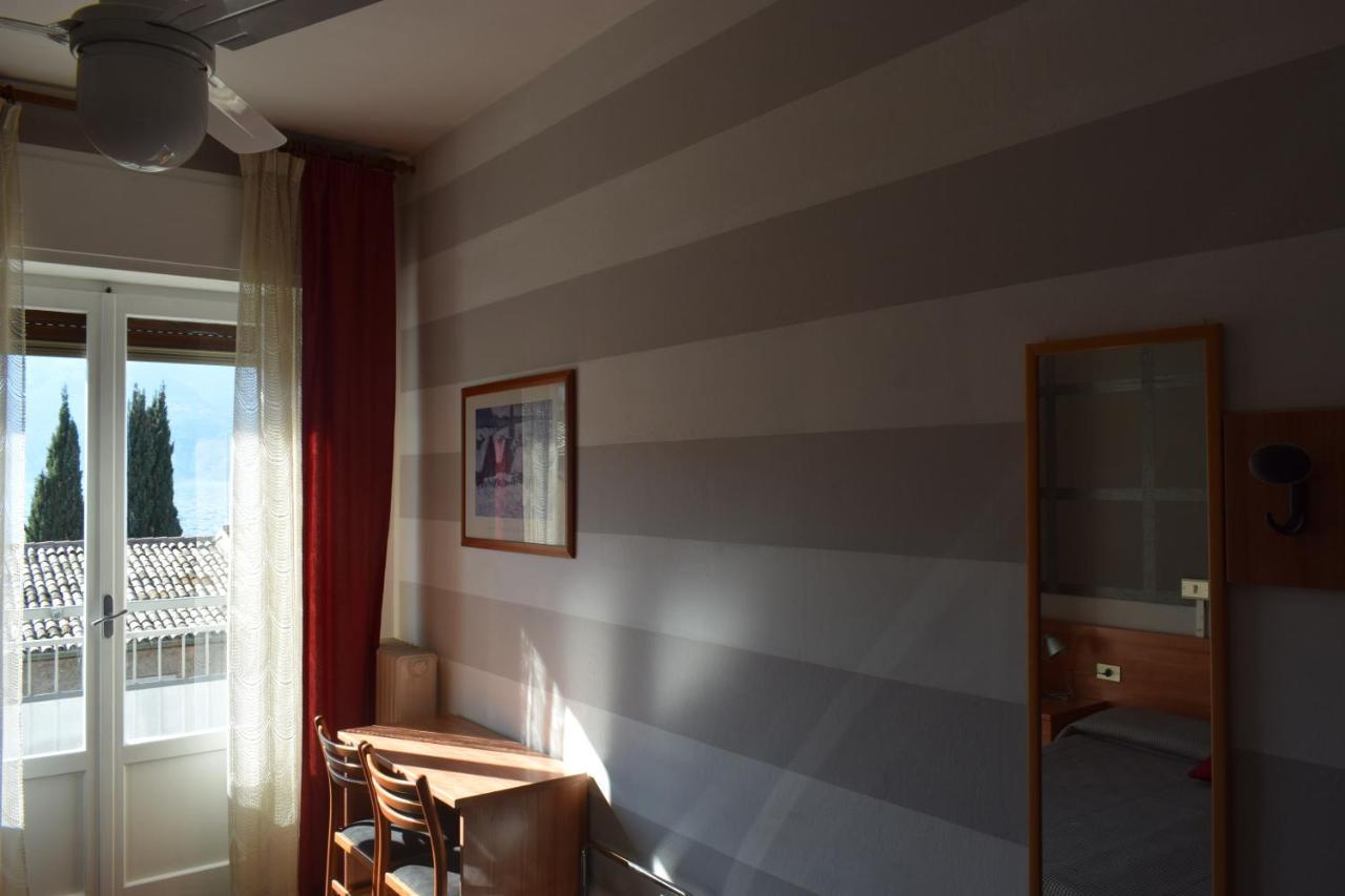 Albergo Al Pescatore Бренцоне-суль-Гарда Экстерьер фото