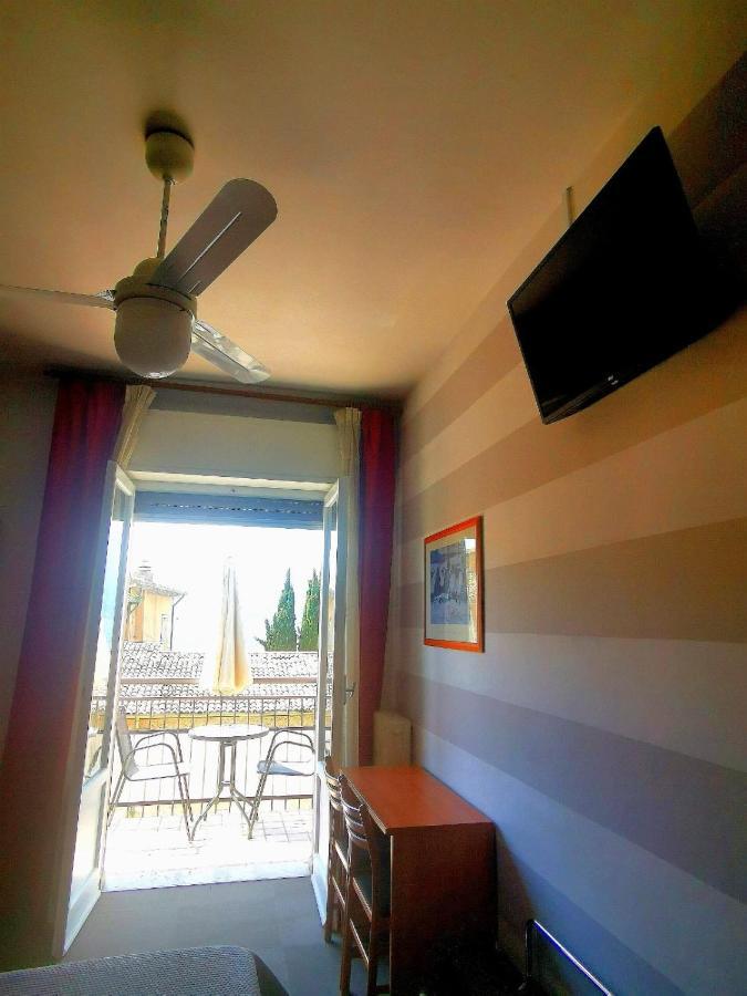 Albergo Al Pescatore Бренцоне-суль-Гарда Экстерьер фото